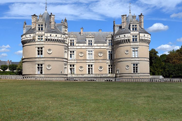 Château du Lude'un cephesi, yuvarlak kuleleriyle