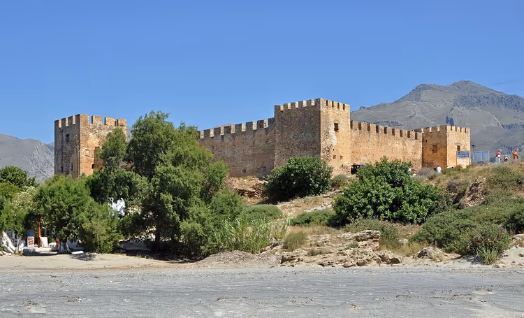 Fort Frangokastello met kantelen en bergen