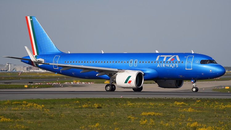 Blått ITA Airways-fly som takser på flyplassen