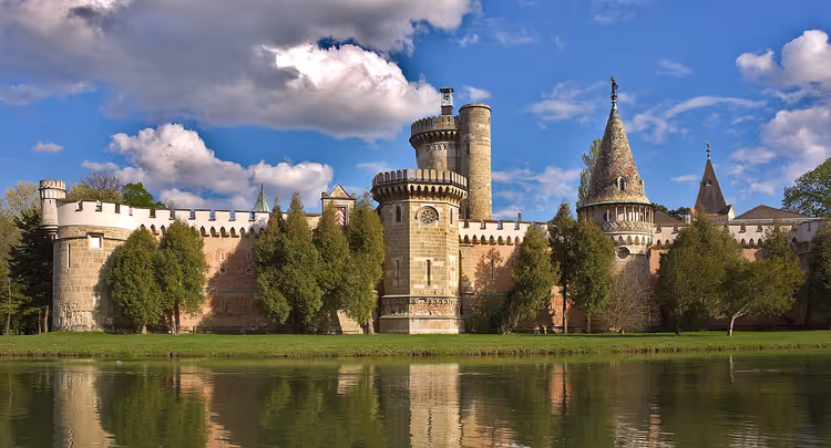 Franzensburg slott med tårn og speiling i vannet