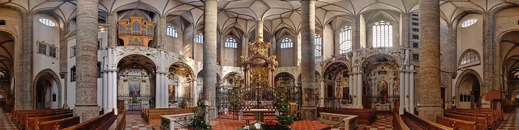 Panoramainteriør av Fransiskanerkirken i Salzburg