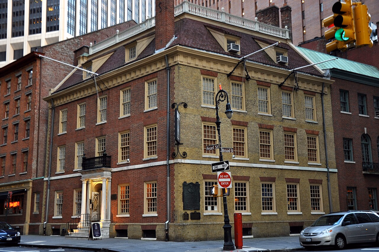 Mursteinsbygningen til Fraunces Tavern på et gatehjørne