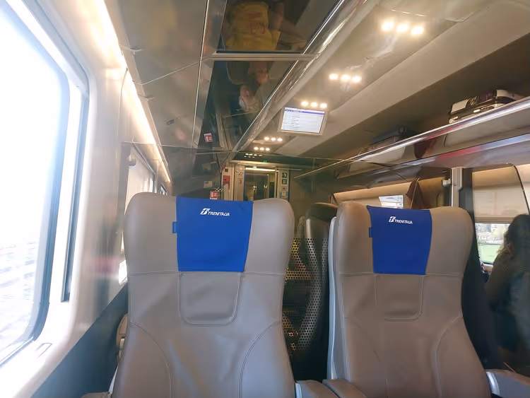 Businessclass-interieur van een Frecciarossa-trein met stoelen