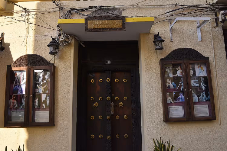 Zanzibar'daki Freddie Mercury Evi Müzesi'nin girişi