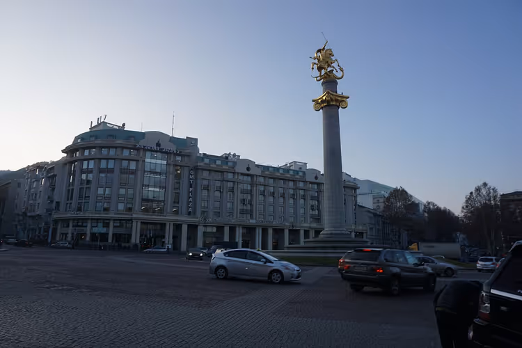 Standbeeld van Sint-Joris op het Vrijheidsplein in de schemering