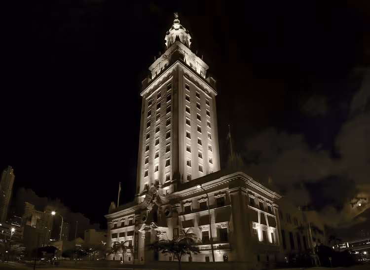 Freedom Tower à Miami illuminée la nuit