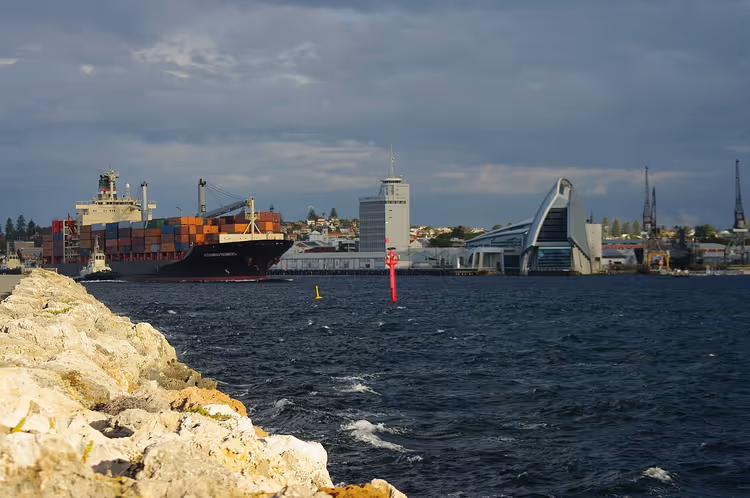 Containerschip en havengebouwen in Fremantle