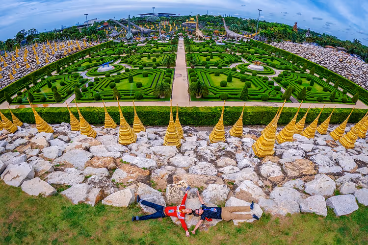 Desenli çiçek tarhları ve turistlerle Nong Nooch Fransız bahçesi
