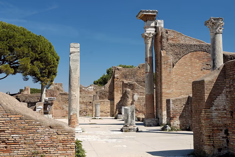 Ruines antiques d'Ostie Antique avec colonnes et murs