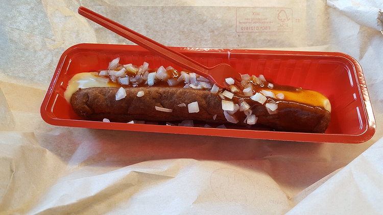 Frikandel speciaal med majones, karri og løk