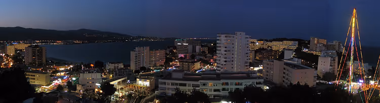 Nattpanorama av Magaluf-bukta med byens lys