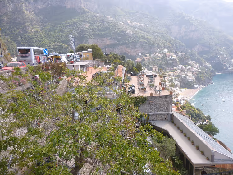 Amalfi ranniku panoraam busside ja merega