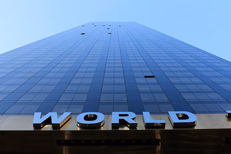 Trump World Tower-skyskraperen med WORLD-skiltet