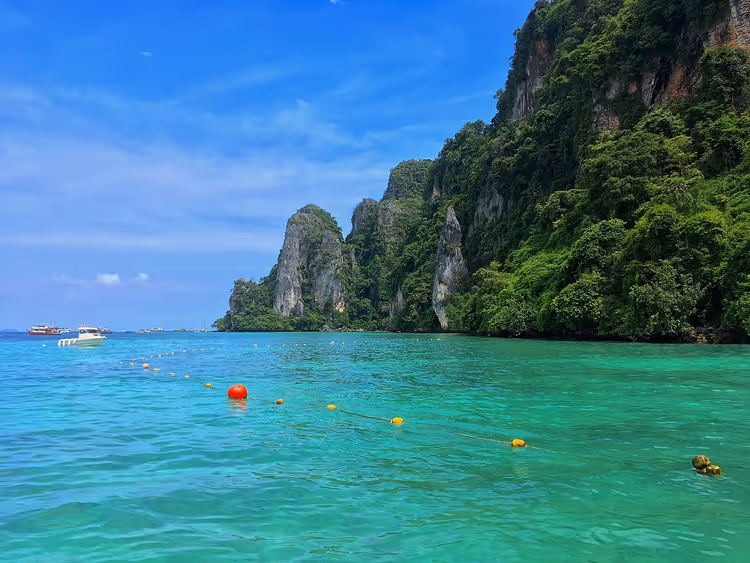 Türkisfarbene Lagune und Klippen der Phi Phi Islands