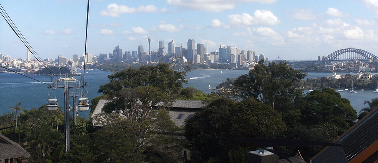 Uitzicht vanuit de kabelbaan van de dierentuin over Sydney