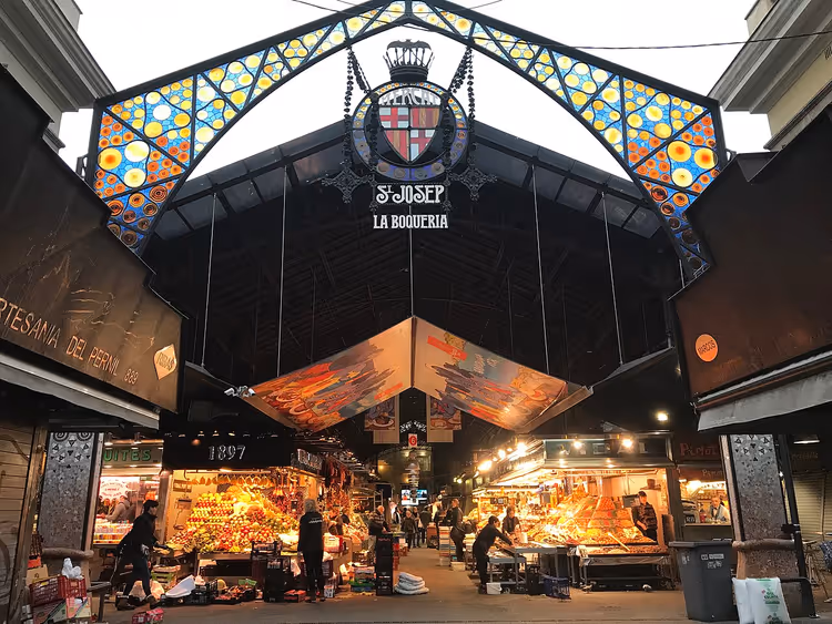 Ingang van de markt La Boqueria met een bord