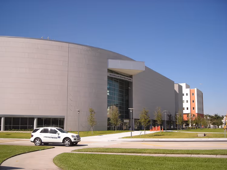 Bâtiment moderne du Frost Museum avec façade courbe