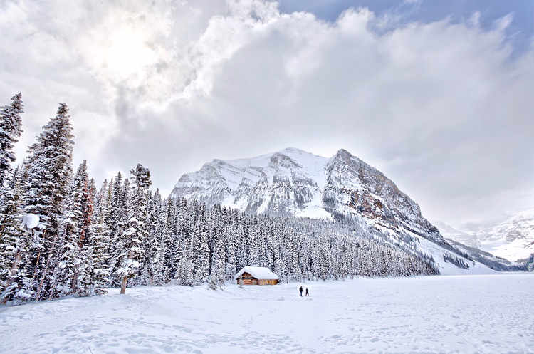 Bevroren Lake Louise en met sneeuw bedekte Mount Fairview