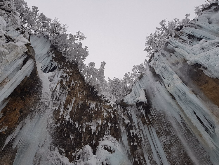 Vereiste Felsen und Eiszapfen am Wasserfall im Winter