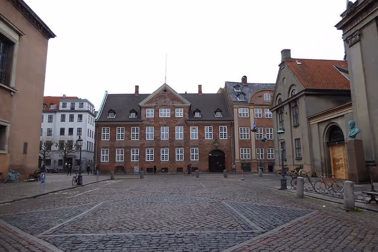 Frue Plads in Kopenhagen met historische gebouwen