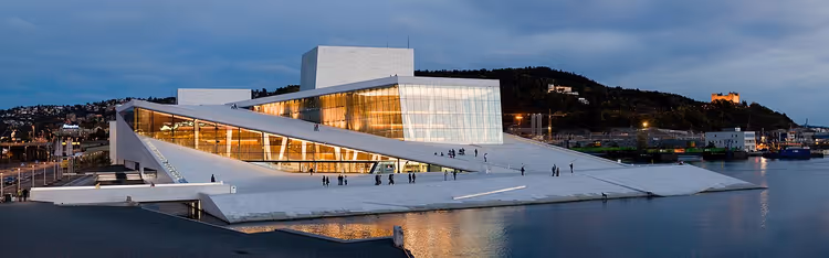 Geceleyin eğimli çatısıyla Oslo Opera Binası