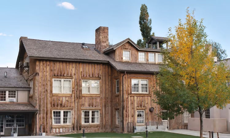 Fuller Lodge, een blokhut met schoorsteen en ramen