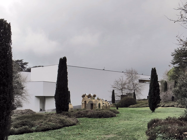 Den hvite museumsbygningen Serralves blant sypresser