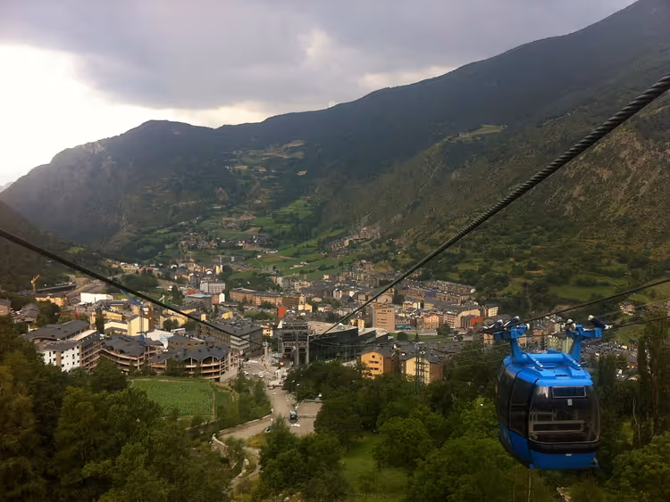 Blauwe Funicamp-cabine boven een bergstadje in Andorra