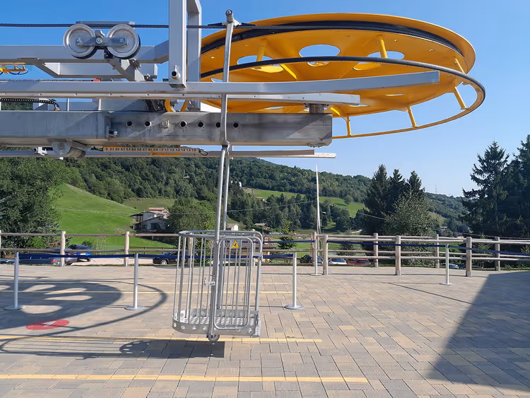Costabella-Seilbahn über dem Gardasee