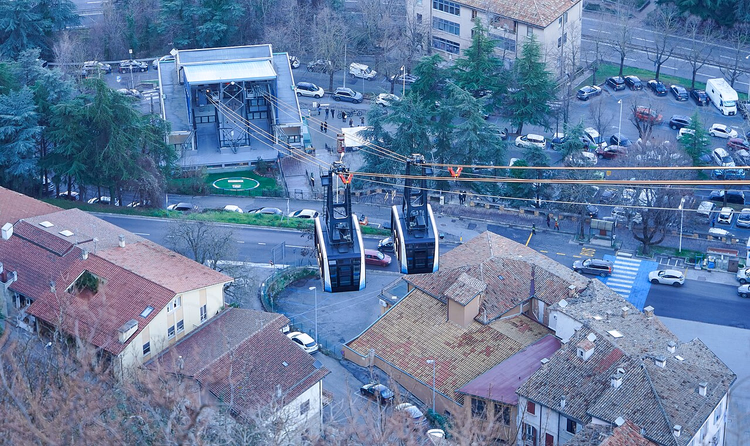Taubanekabiner over takene i Borgo Maggiore