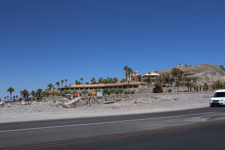 Furnace Creek in Death Valley met palmbomen en een weg