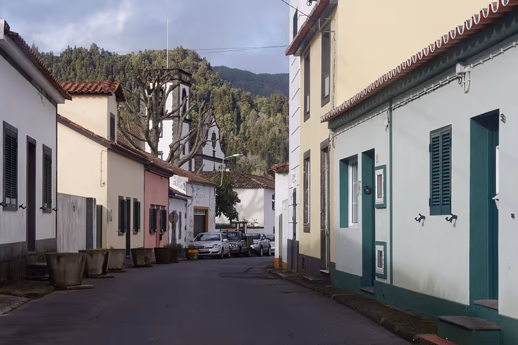 Straat met huizen en auto's in Furnas