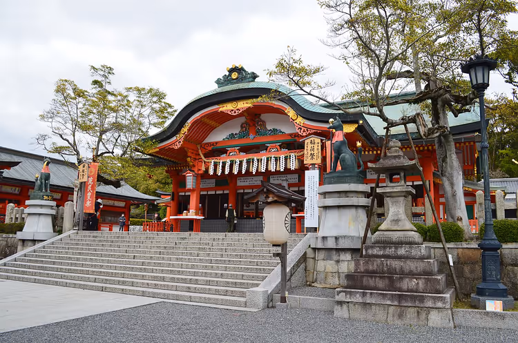 Kyoto'da kırmızı torii kapılarından oluşan tünel
