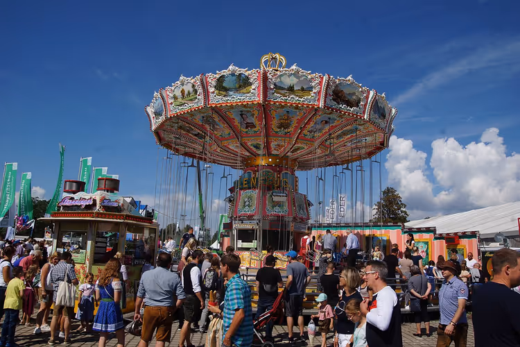 Kettenkarussell und Gäste auf einem Fest