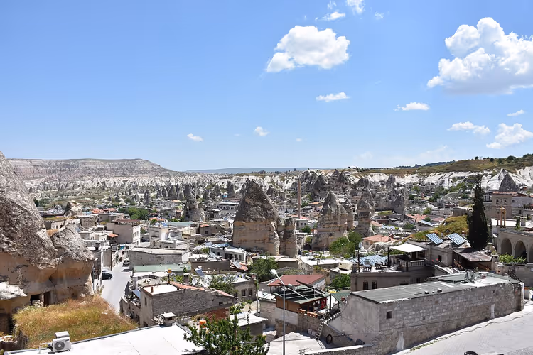 Evler ve peri bacaları ile Goreme panoraması