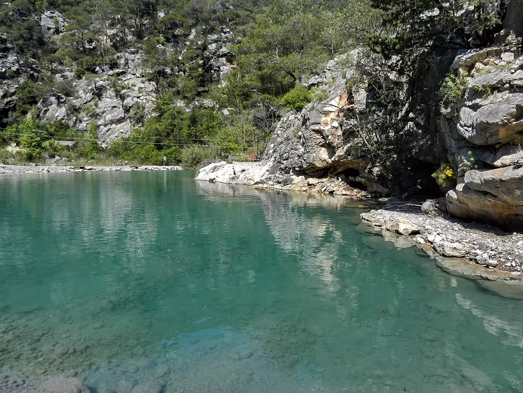 Turkis elv blant klippene i Goynuk Canyon