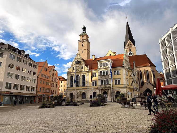 Rathausplatz in het oude centrum van Ingolstadt met de kathedraal
