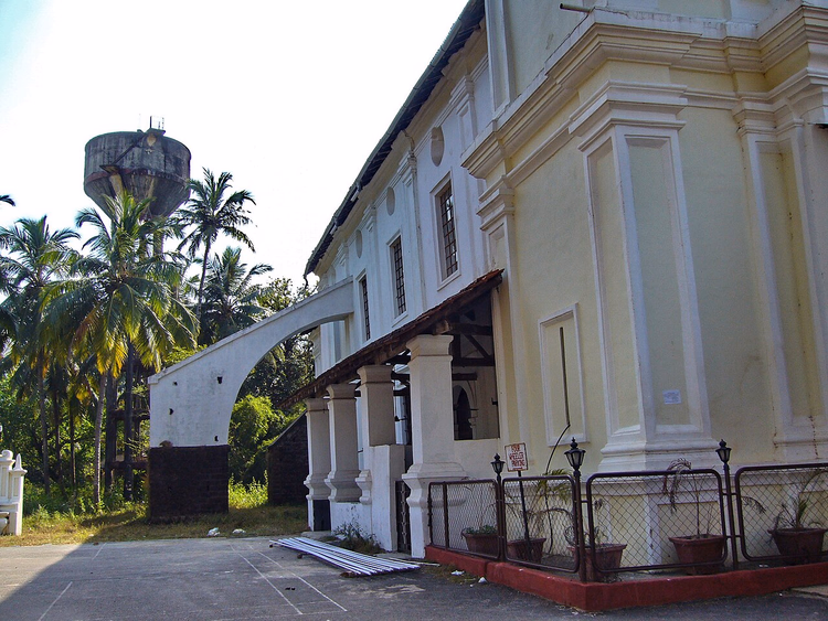 Alte Kirche zwischen Palmen in Betalbatim, Goa