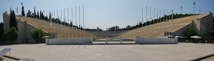 Panorama over det hvite marmorstadionet Panathenaiko i Athen