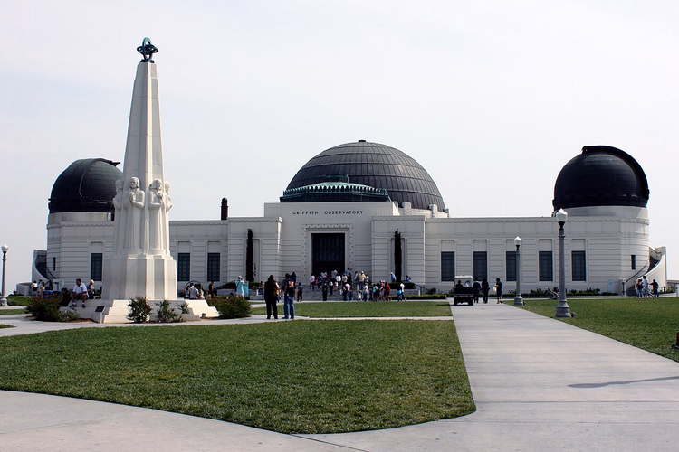 Fasaden til Griffith Observatory med kupler og en obelisk