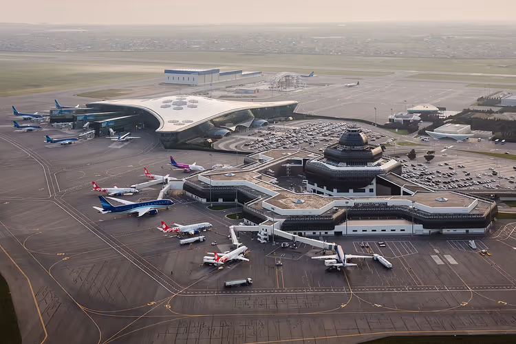 Terminal de l'aéroport Heydar-Aliyev à Bakou