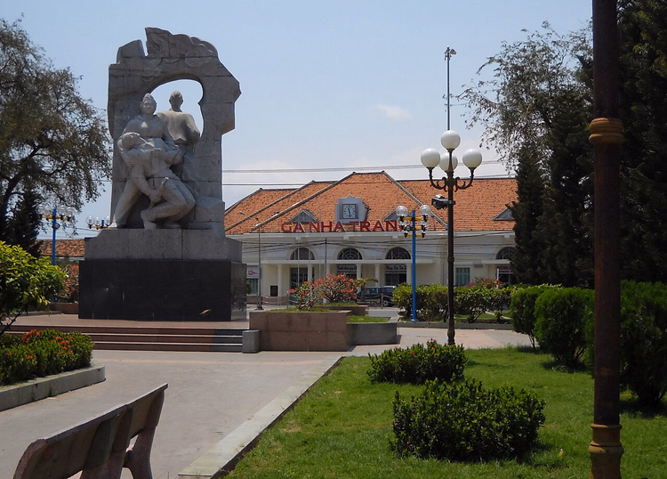 Nha Trang tren istasyonu ve meydandaki anıt