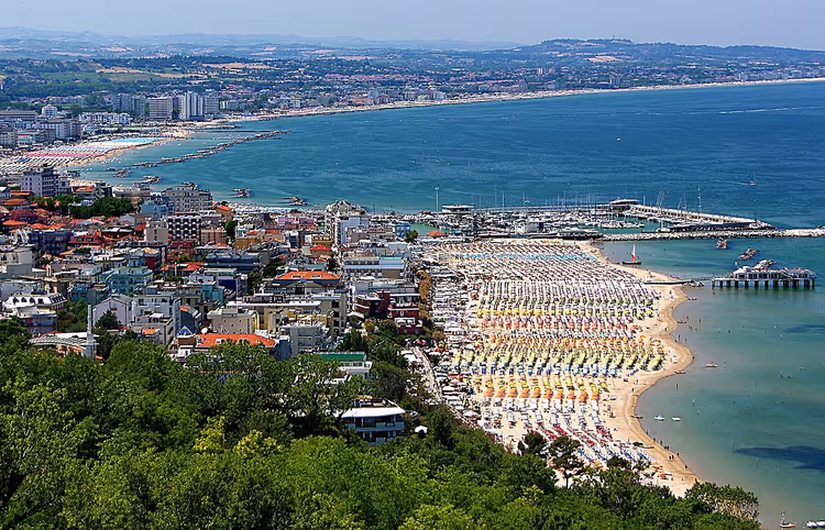 Panorama over Gabicce Mare med strand og parasoller