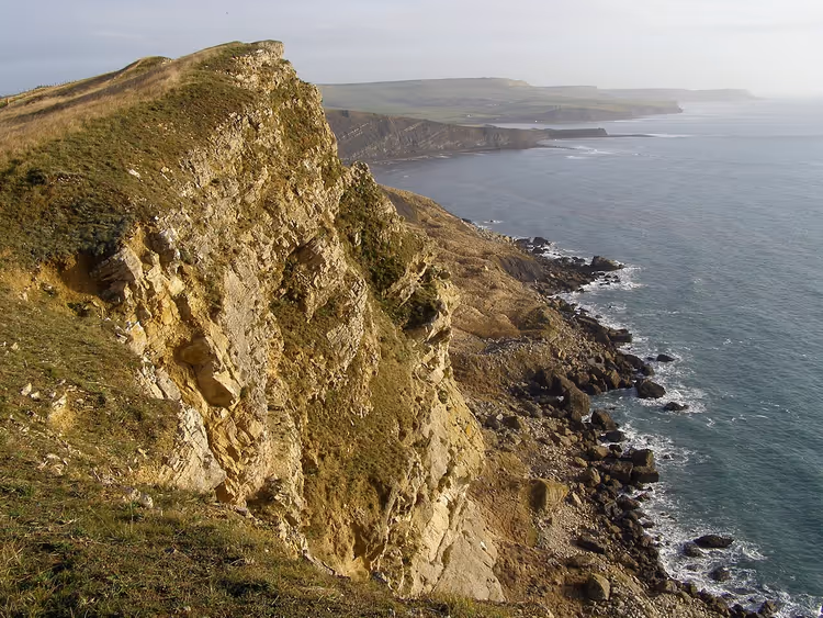 Felsige Landzunge Gad Cliff über dem Meer an der Jurassic Coast