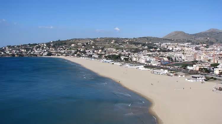 Serapo-stranden om vinteren i Gaeta med hav og by