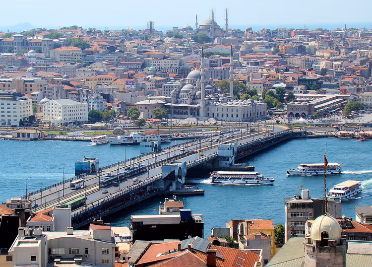 Galatabrücke mit Anglern über dem Goldenen Horn