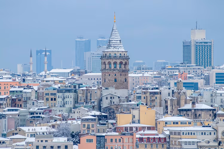 Snødekt Galata-tårn over vinterens Istanbul