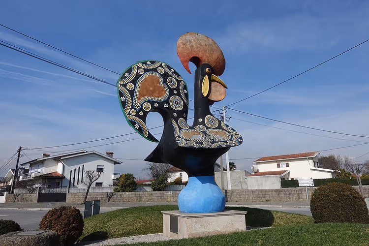 Barcelos-hane-skulptur i Galegos