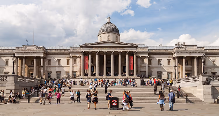 De gevel van de National Gallery in Londen met zijn trappen en mensen
