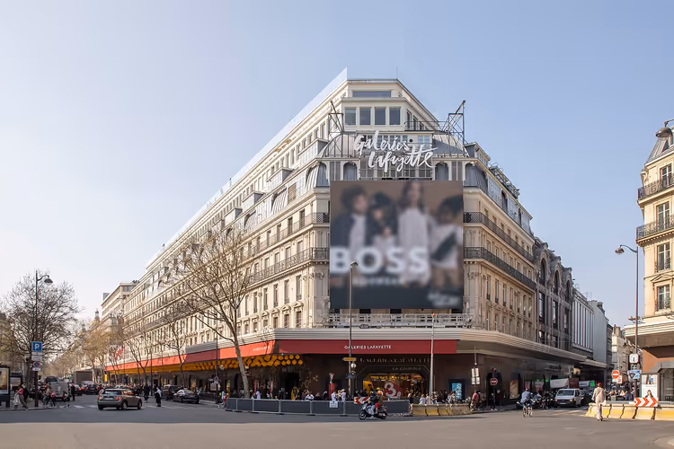 Grandes armazéns Galeries Lafayette Haussmann na esquina de um boulevard parisiense